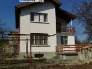 Продава двуетажна къща в планинско село на 20 км.от град Дряново.