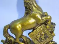 Фън Шуй – богато декорирана фигура от полирезин на кон стъпи