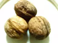 Продавам на дребно еко градински орехи с черупка 3 - 4 - 5см.