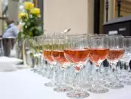 Луксозни чаши и стилни бар маси под наем от НОВА Кетъринг