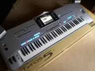 Yamaha Tyros5 76 - key Arranger Workstation Keyboard