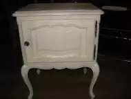 Бяло антикварно шкафче