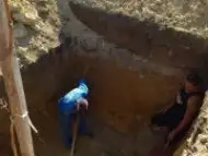 Бригада копае септични ями за срокове.