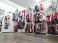 Продава се работещ онлайн магазин за детски дрехи с шоурум