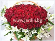 Кошница Вълшебство с рози - Бърза доставка на цветя Бургас