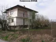 Продава масивна тухлена къща в село на 10 км от Велико Търново
