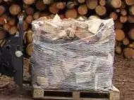 Мрежа за опаковане на палети с дърва за огрев