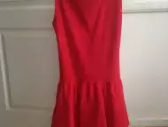 Червена рокля с гол гръб