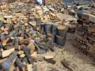 Работници за обработка на дърва в склад за дървен материал