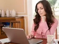 Тъесим момиче за работа с компютър от вкъщи