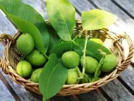 Домашно сладко от зелени орехчета при гуша грип