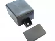 Малка пластмасова кутийка с едно ухо за електронни изделия