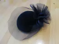 Бутикова екстравагантна дамска шапка ръчна изработка на Marz