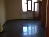 Продавам тристаен апартамент на пл Македония