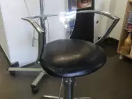 Продавам фризьорски стол с хидравлика и климазон