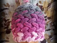 Розова - сива плетена шапка.