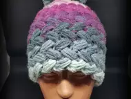 Сиво - лилаво - розова плетена шапка.