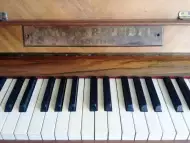 Пиано - бижу на 110 години с глас на роял 