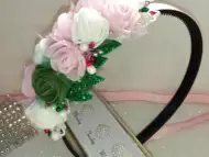 Детска диадема с бели и нежно розово рози