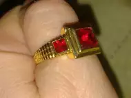 Моден пръстен с три рубина