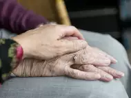 гледане и обслужване на болна възрастна жена