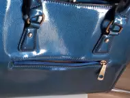 Дамска синя , лачена чанта , с две отделения