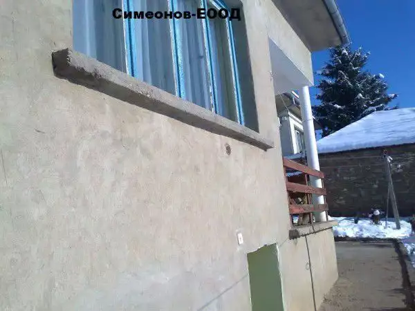 1. Снимка на Продава тухлена къща в село близо до град Велико Търново.