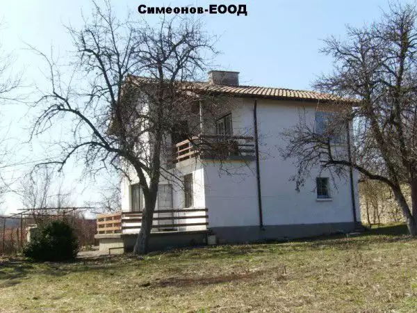 Продава двуетажна къща в планинско село на 20 км.от град Дряново.