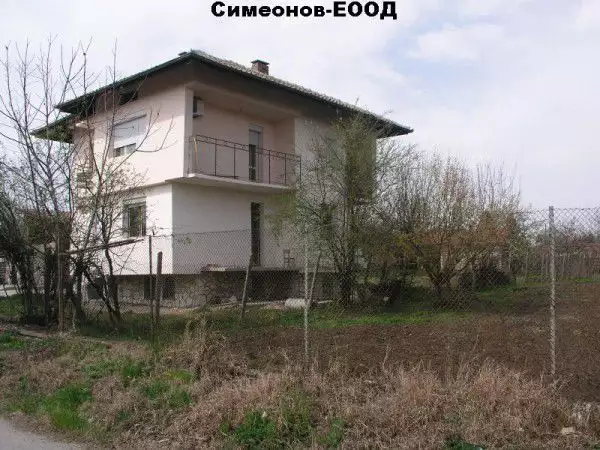 Продава масивна тухлена къща в село на 10 км от Велико Търново