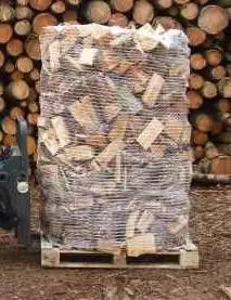 Мрежа за опаковане на палети с дърва за огрев