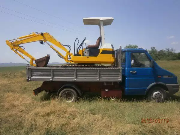 1. Снимка на Услуги с багер Komatsu - 3t и камион - самосвал
