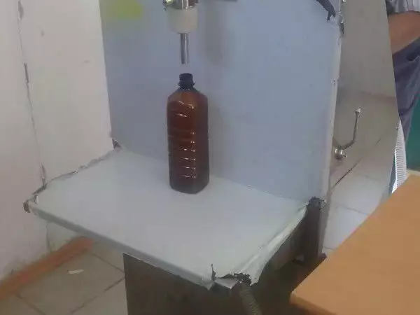 1. Снимка на Полуавтоматична дозираща машина за течни продукти до 1 л.