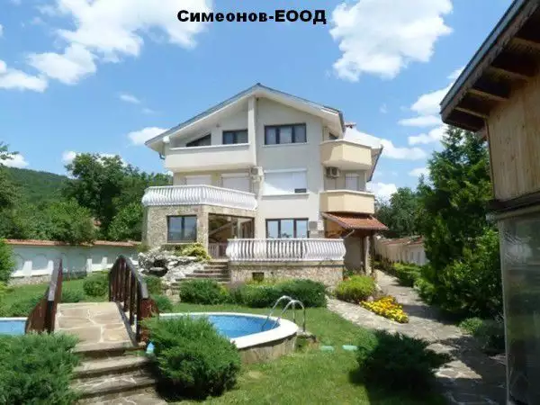 1. Снимка на Продава стилна къща с басейн – близо до град Велико Търново