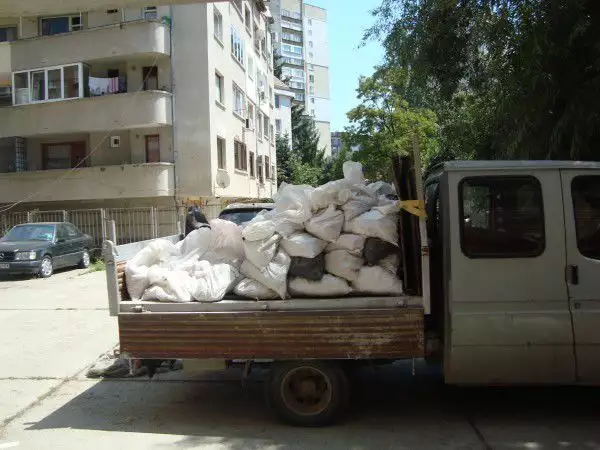 1. Снимка на Извозва строителни отпадъци с бус - самосвал