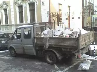 7. Снимка на Извозва строителни отпадъци с бус - самосвал