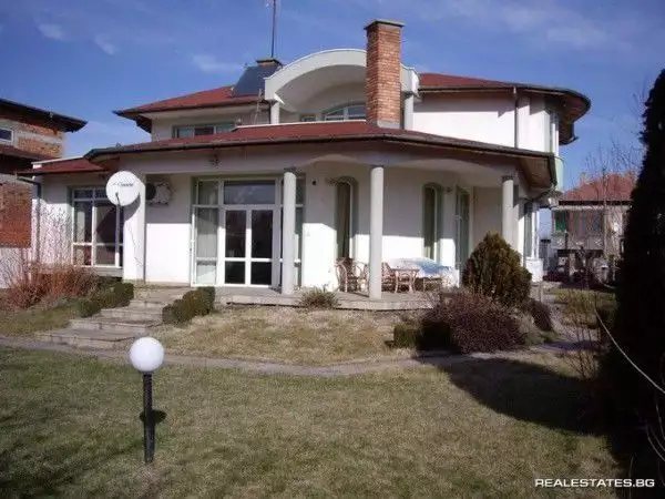 1. Снимка на Перфектна къща 464кв.м, двор 900кв.м. - изгодна цена - Йоаким Груево
