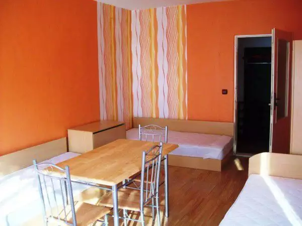 Двустаен уширен апартамент, 5 легла, до Видеосат - Свищов