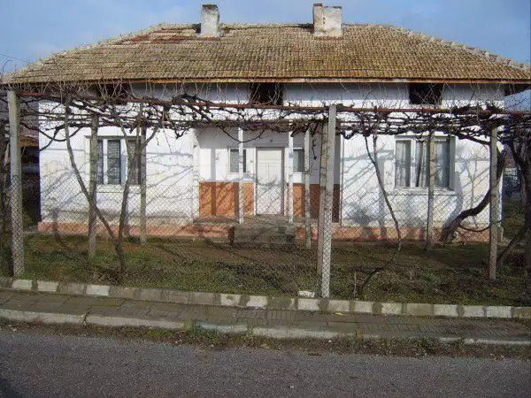 1. Снимка на Къща с парцел 1070m2 с.Тополница, община Петрич
