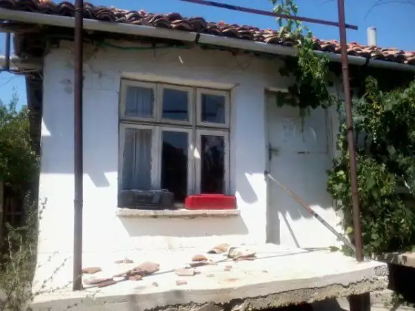 1. Снимка на Продава къща с двор в обл.Варна - Дългопол
