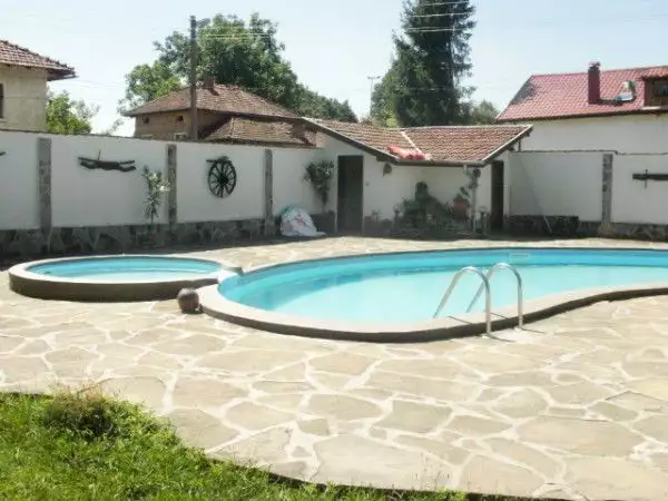 Къща с двор и басейн - Севлиево