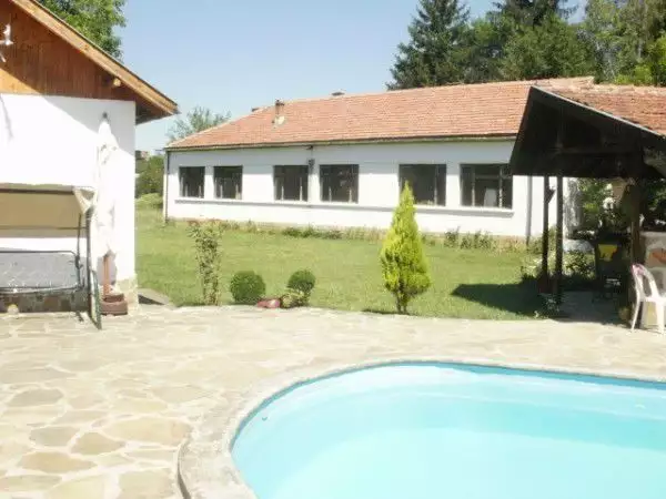 6. Снимка на Къща с двор и басейн - Севлиево