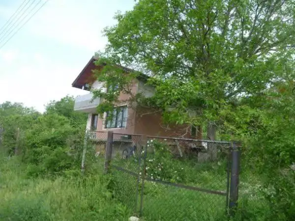 1. Снимка на Къща с двор, област София, с. Скравена