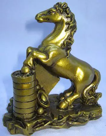 Фън Шуй – богато декорирана фигура от полирезин на кон стъпи