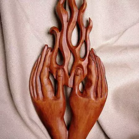 1. Снимка на Пламък на любовта, семейно огнище - дърворезба