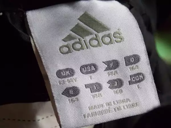 6. Снимка на Adidas анцунг и яке