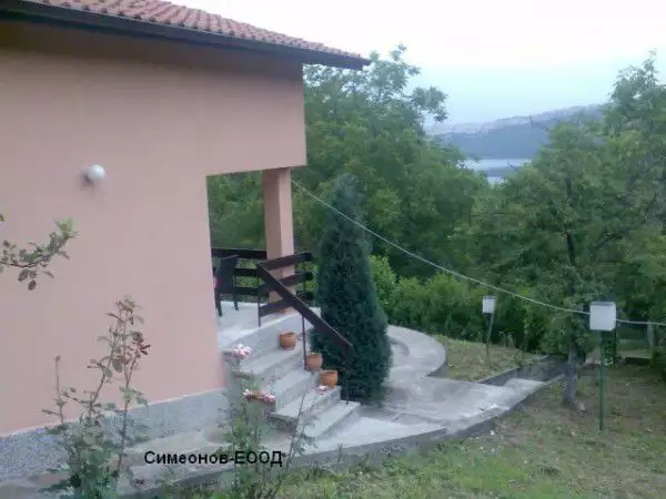 9. Снимка на Продава монолитна къща с басейн и с панорама към язовир. - севлиево