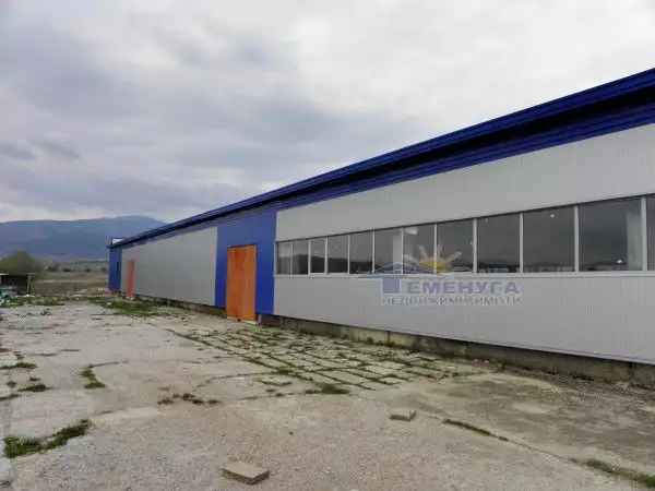 1. Снимка на Реновиран склад с прилежащ терен 10дка до Подбалкански път - Долно Камарци