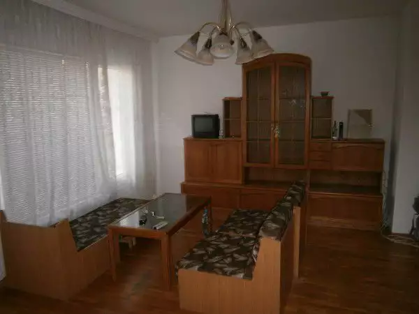 1. Снимка на Oтдавам тристаен апартамент под наем - Пловдив