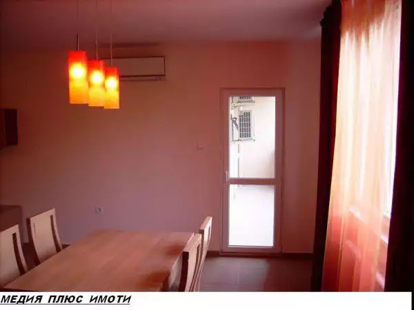 4. Снимка на стилен нов тристаен обзаведен апартамент КЪРШИЯКА - Пловдив