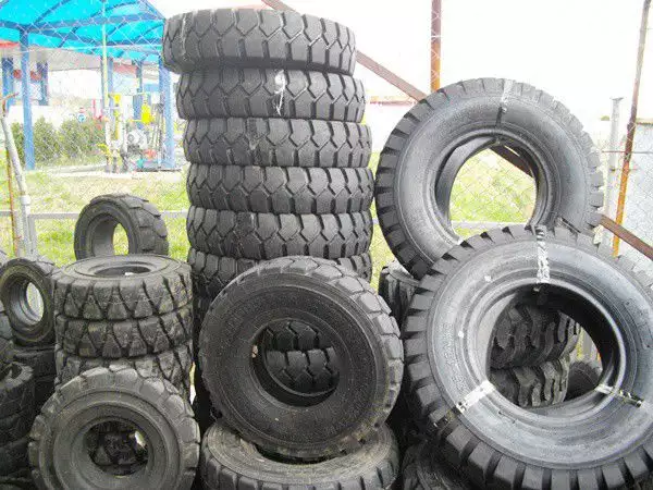1. Снимка на Продавам пневматични гуми за мотокари